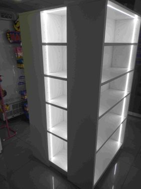 estantería con luz