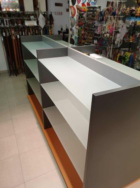 Mallorquina de estanterías estantes blancos