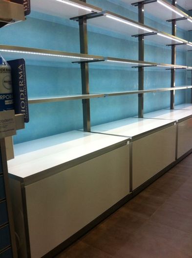 Mallorquina de estanterías farmacia vacía