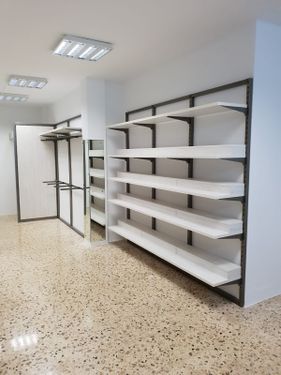 Mallorquina de estanterías estantes blancos