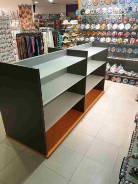 Mallorquina de estanterías mesa central