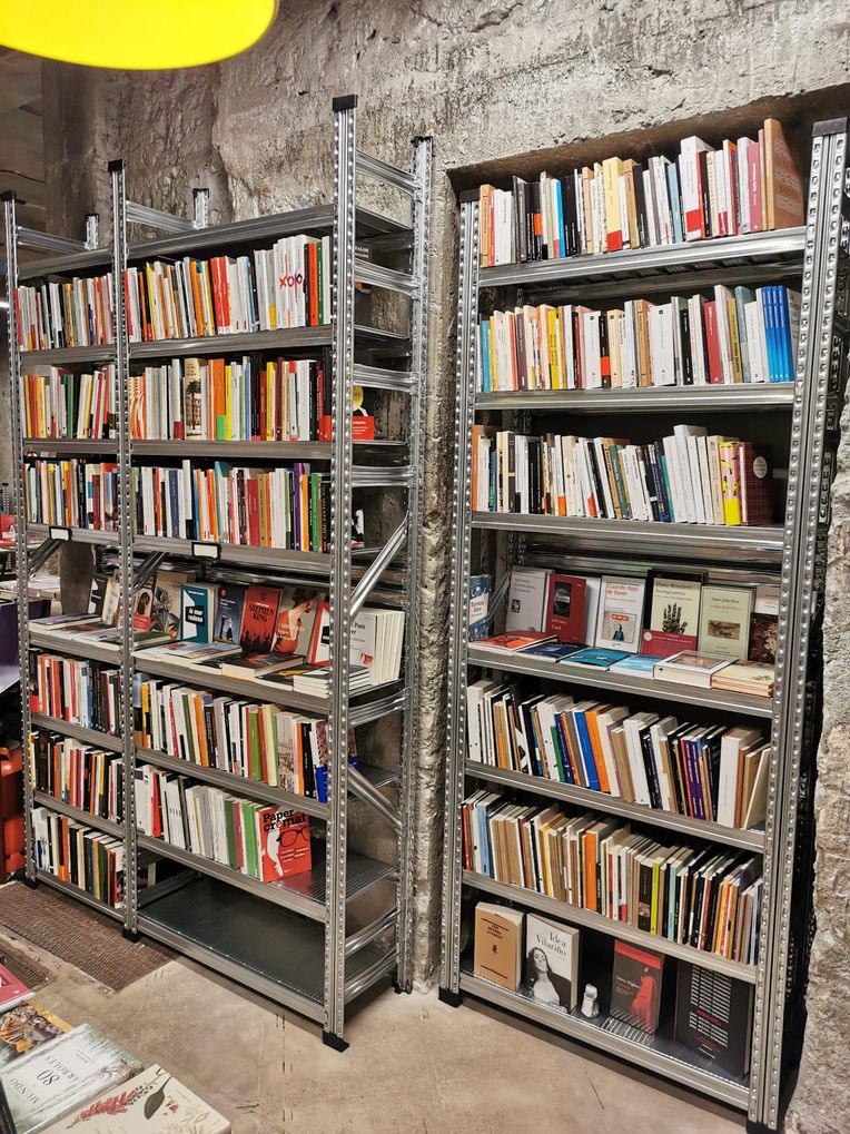 estantería con libros