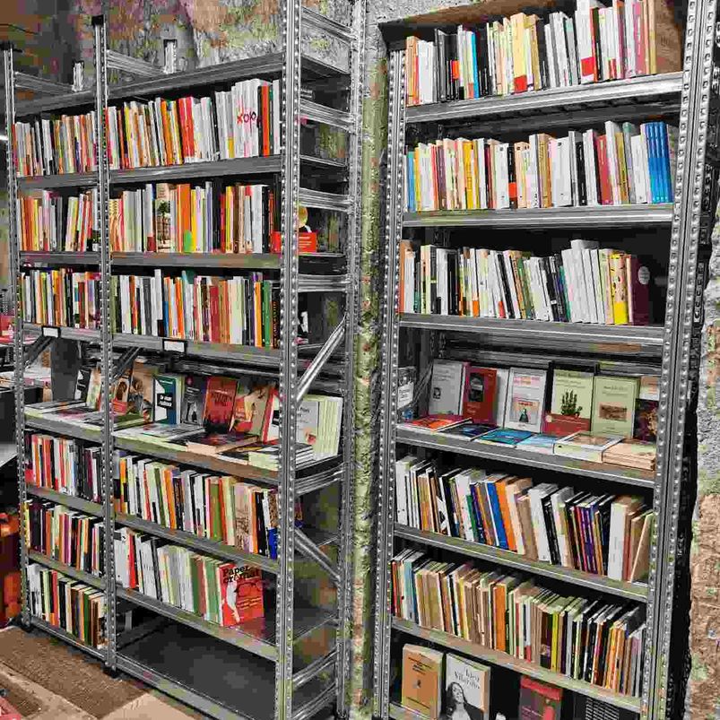 estantería con libros