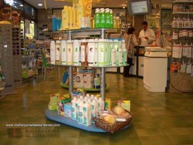 Mallorquina de estanterías mostrador en farmacia