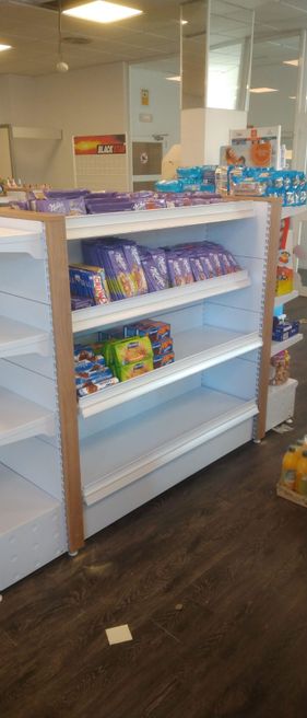 estantería con productos
