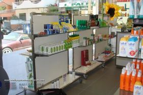 Mallorquina de estanterías mostradores en farmacia