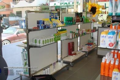 Mallorquina de estanterías estantes con productos