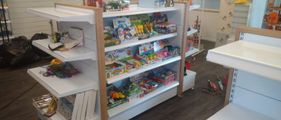estantería con productoss