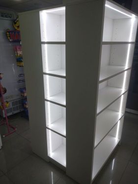 columna madera blanca con luz
