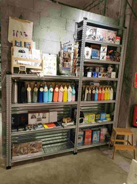 estantería con productos