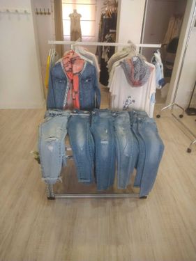 Mallorquina de estanterías mesa Perchero con ropa