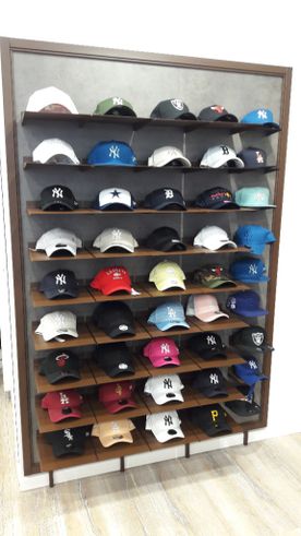 Mallorquina de estanterías gorras