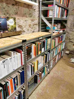 estantería con libros