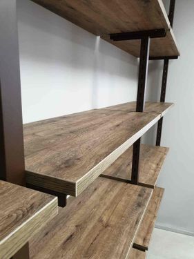 Mallorquina de estanterías madera