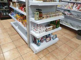 estantería con productos